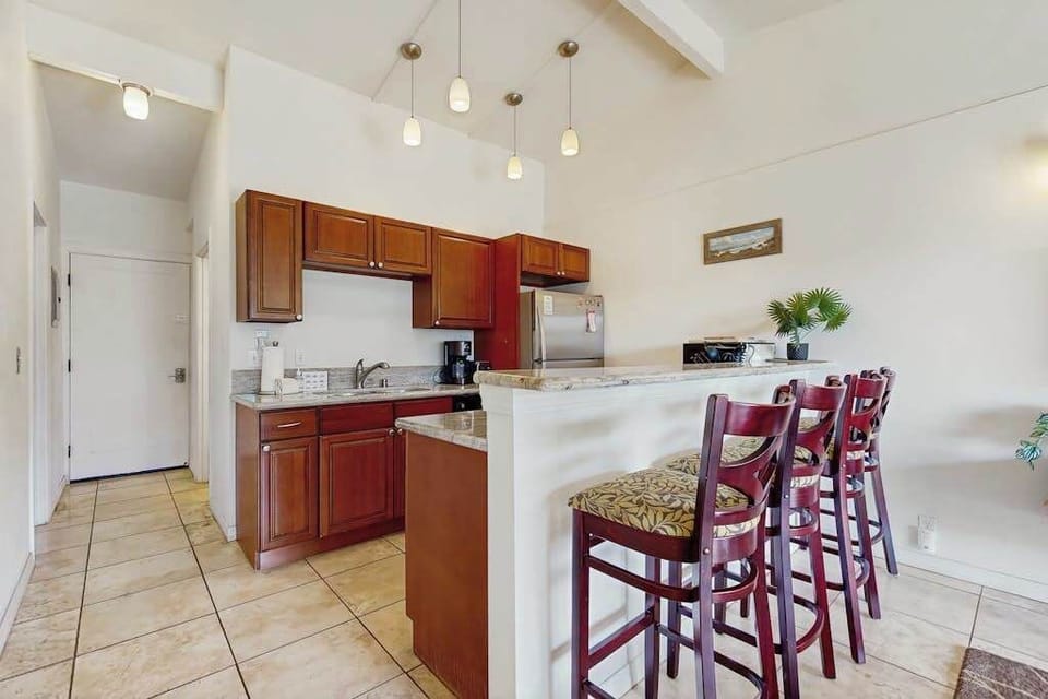 Chef's Kitchen With Breakfast Bar