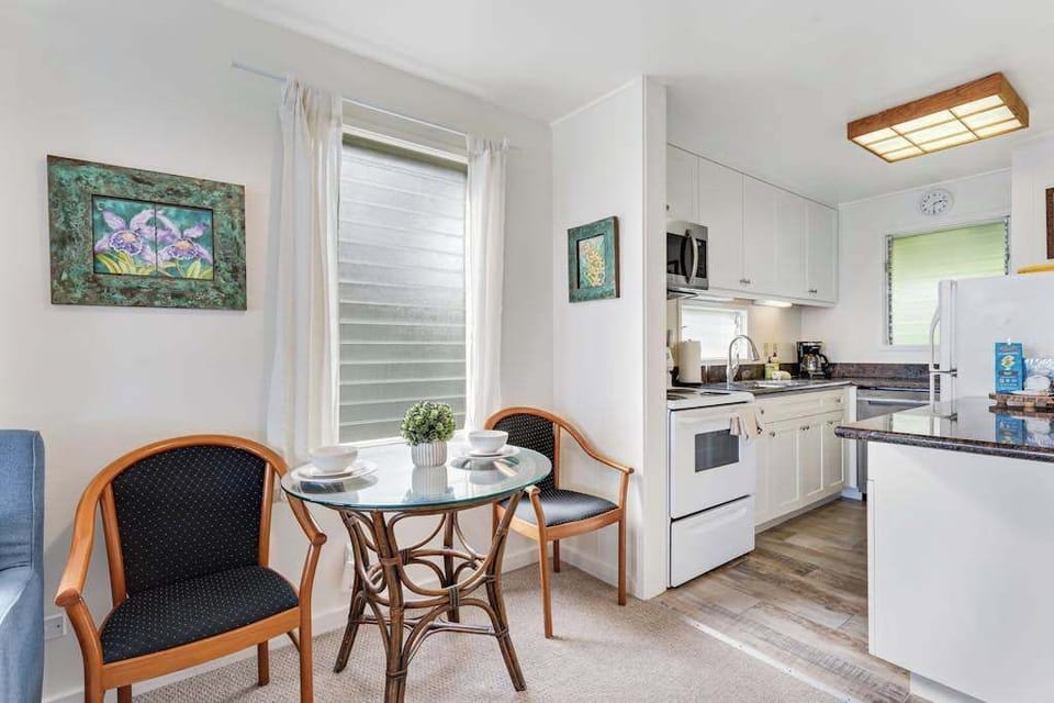 Cozy dining area adjacent to the fully equipped kitchen.