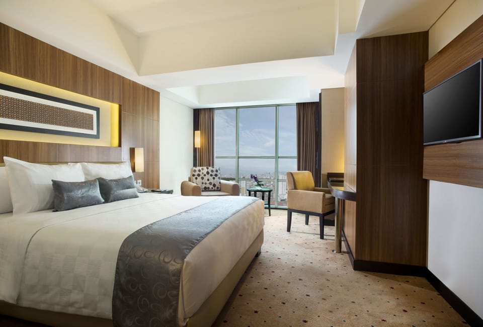 In-room safe, individually furnished, desk, laptop workspace