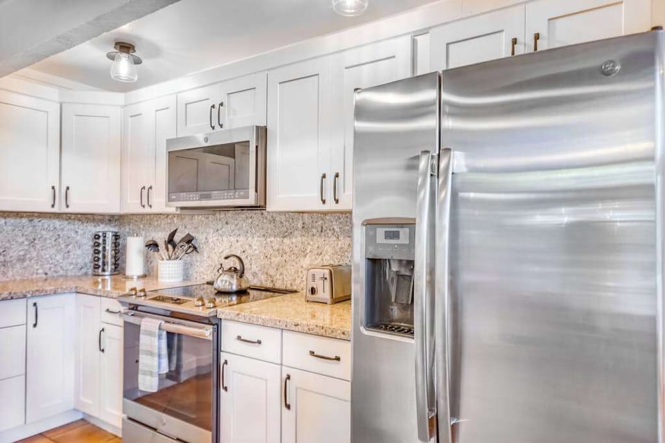 Fully Equipped Kitchen with Stainless Steel Appliances