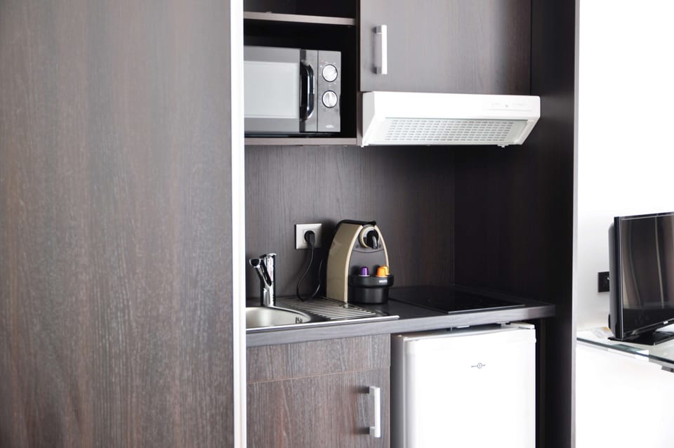 Fridge, microwave, stovetop, coffee/tea maker