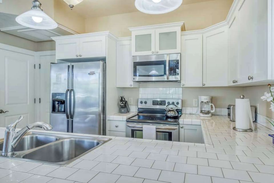 Modern Kitchen with Stainless Steel Appliances & Breakfast Bar