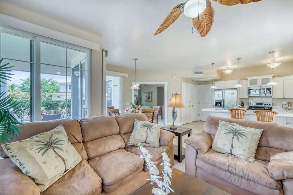 Open-Concept Living Room with Plush Leather Seating