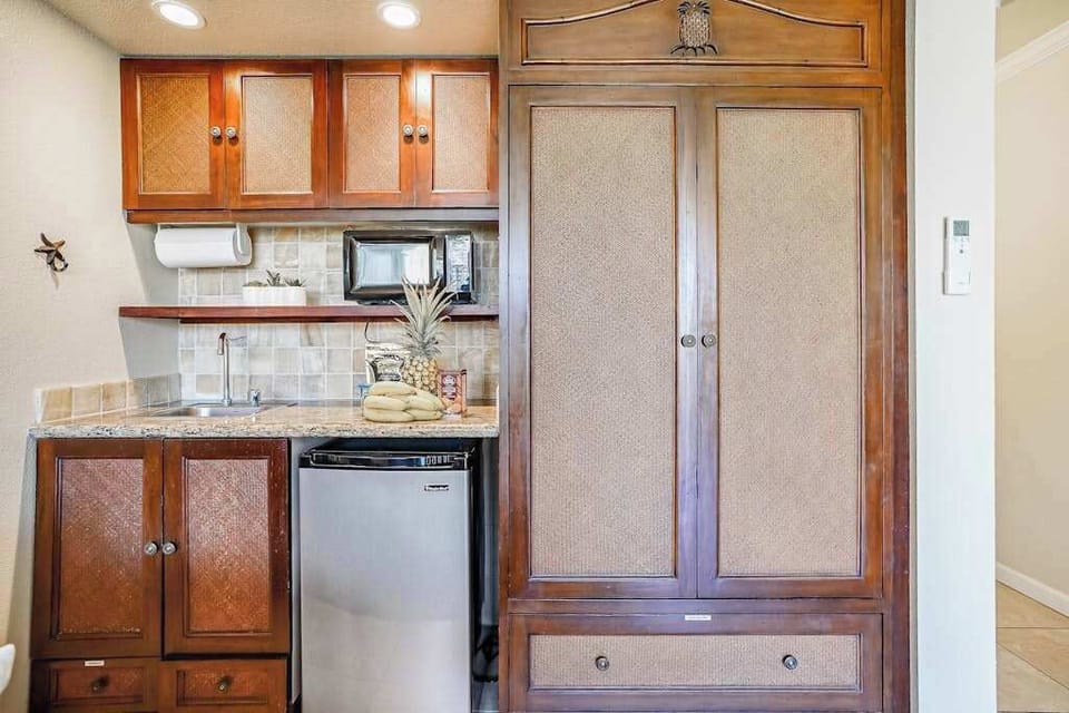 🌴 Convenient In-Room Mini Fridge