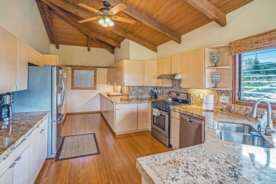 Bright Contemporary Kitchen