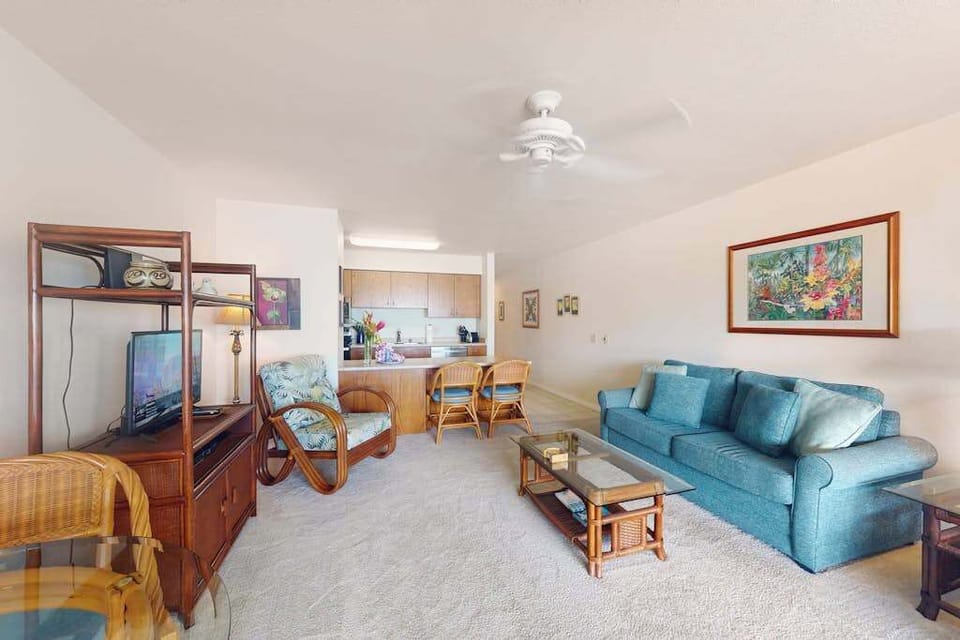Sunlit Living Area with Inviting Seating