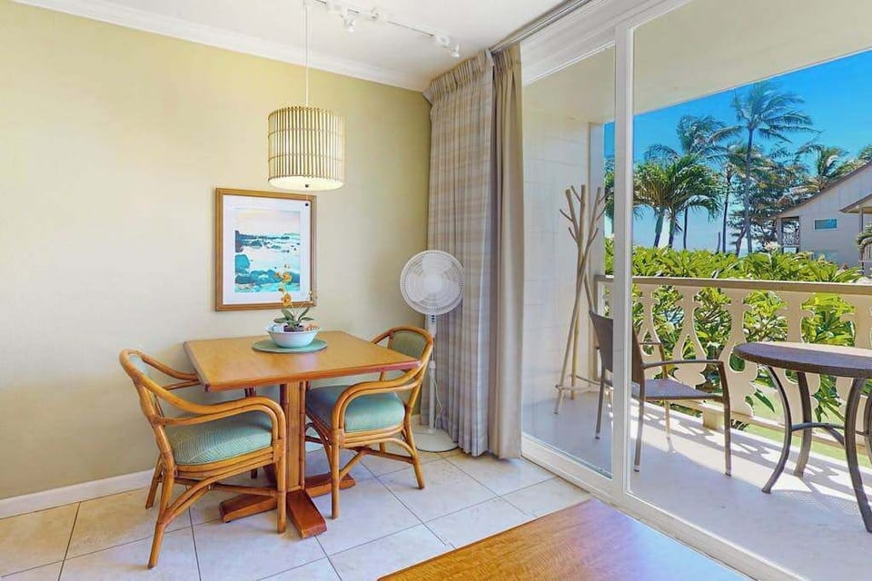 Dining With Tropical Garden Views
