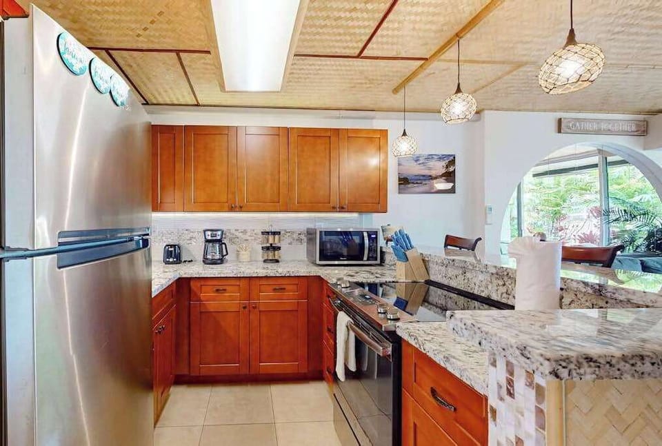 Fully equipped kitchen with granite counters