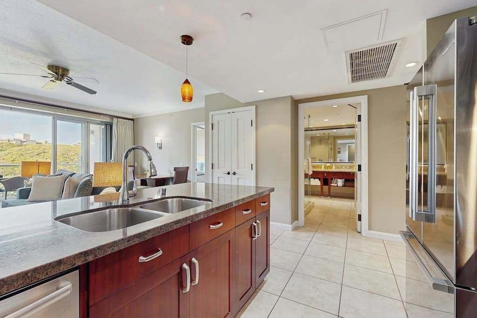 Spacious Gourmet Kitchen Retreat