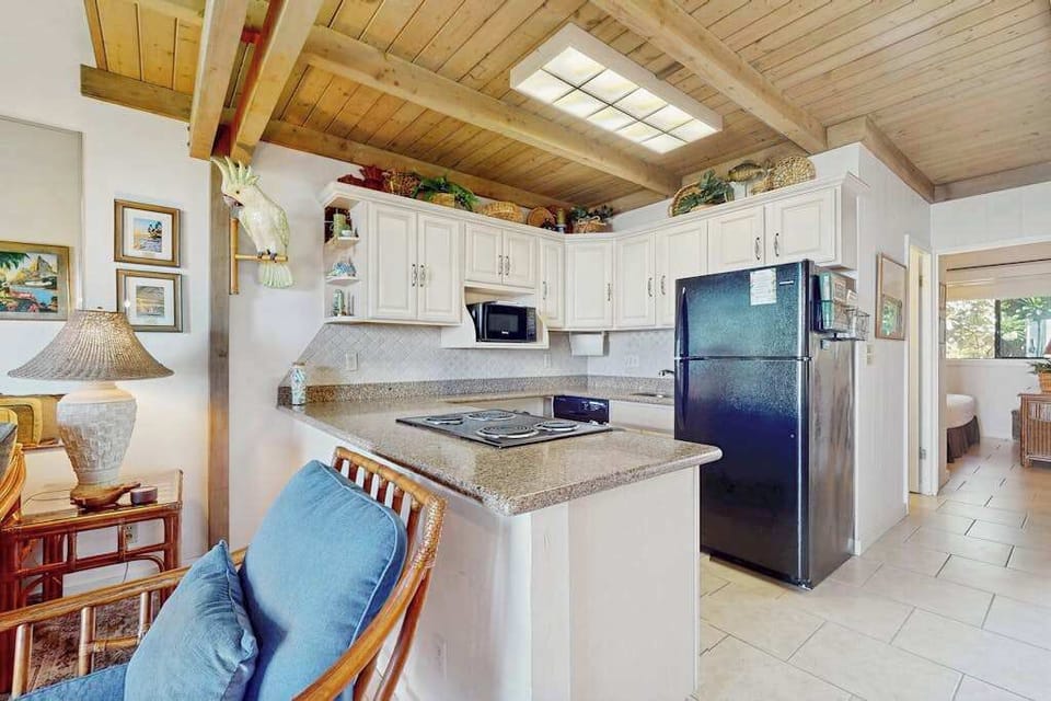Bright And Welcoming Island Kitchen