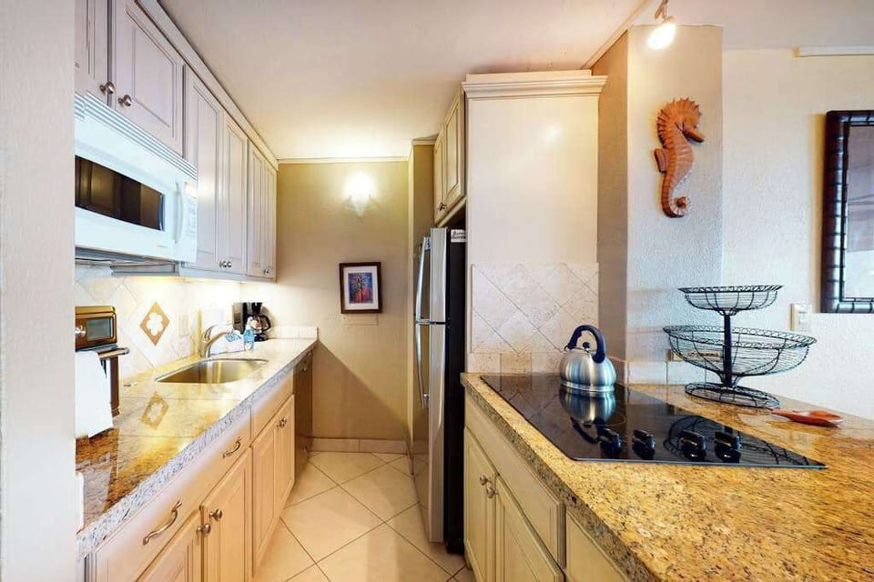 Nice kitchen ready to hold all of your snacks or cook a fabulous home cooked meal.