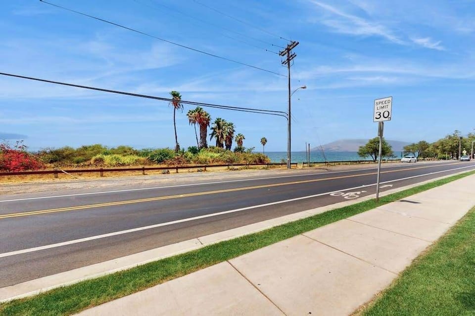Easy walk to nearby beaches and restaurants