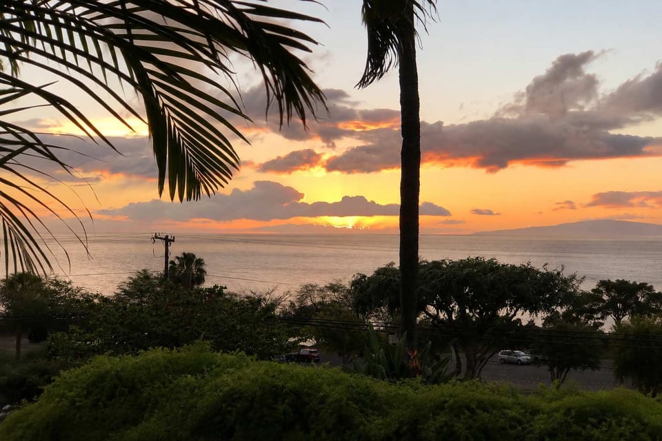 Breathtaking Maui Sunset Over The Pacific