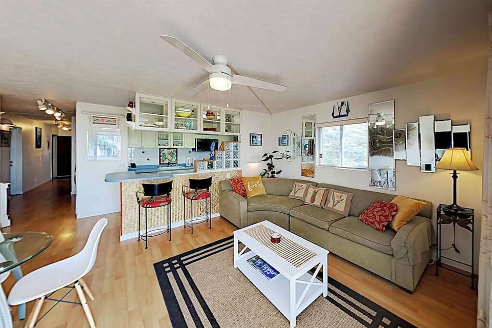 Open living space with comfortable island-inspired style
