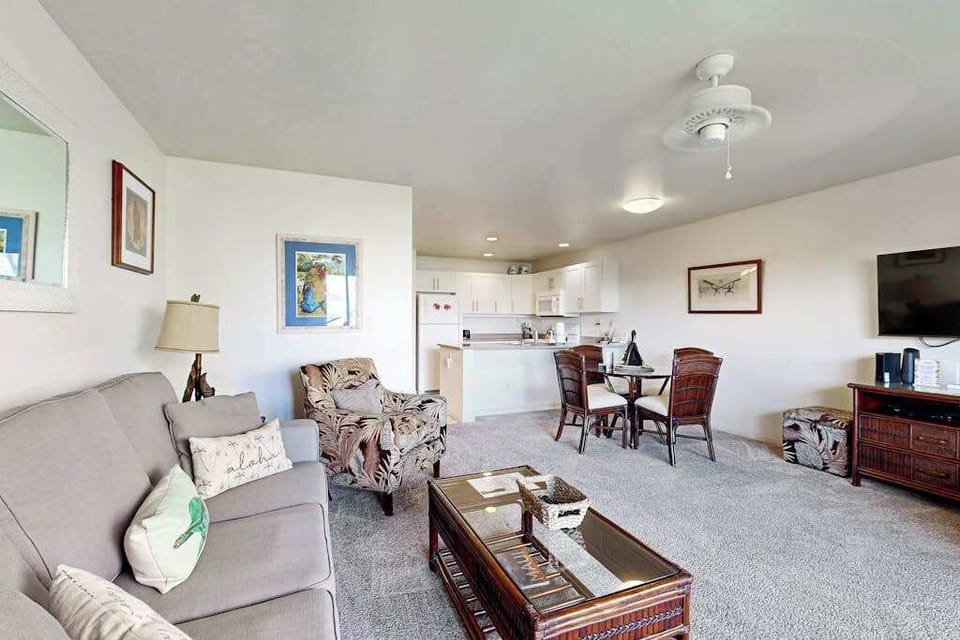 Ceiling fans and generous seating make this lounge comfortable year-round