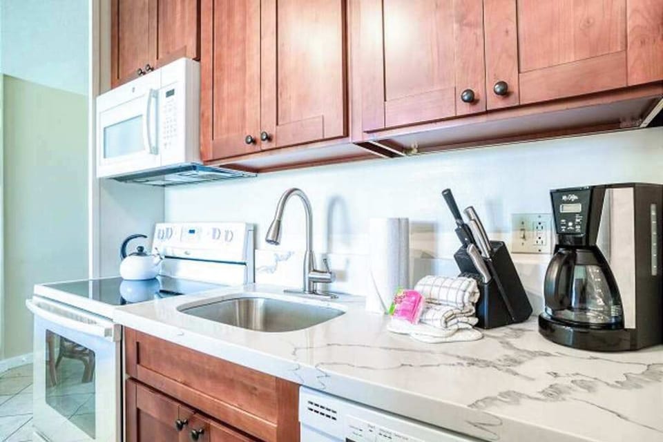 Fully sticked kitchen ready for the chef in you.