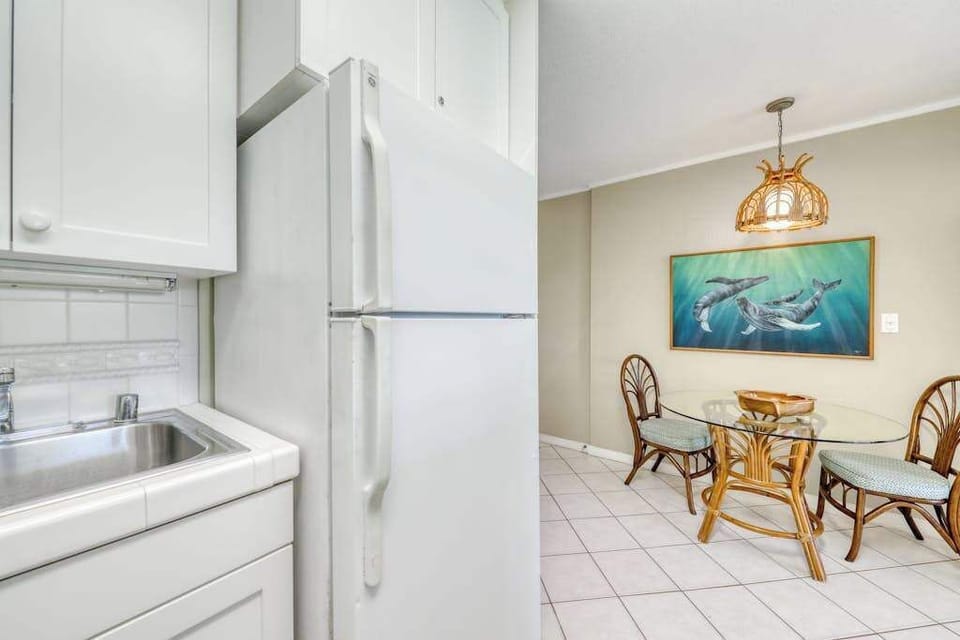 Well Equipped Kitchen For Easy Island Dining