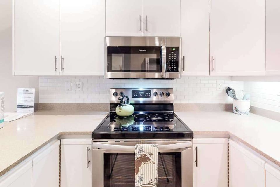 Bright Fully Equipped Kitchen