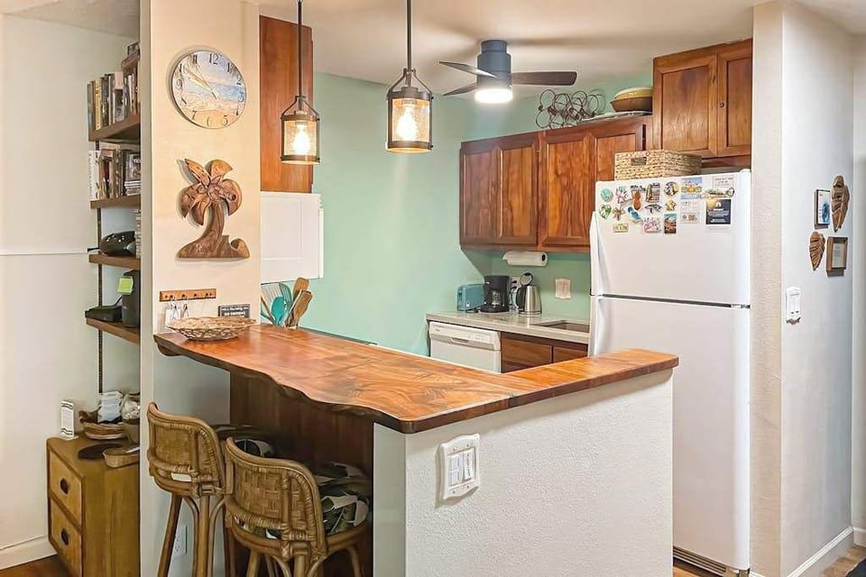 Kitchen With Breakfast Bar Seating