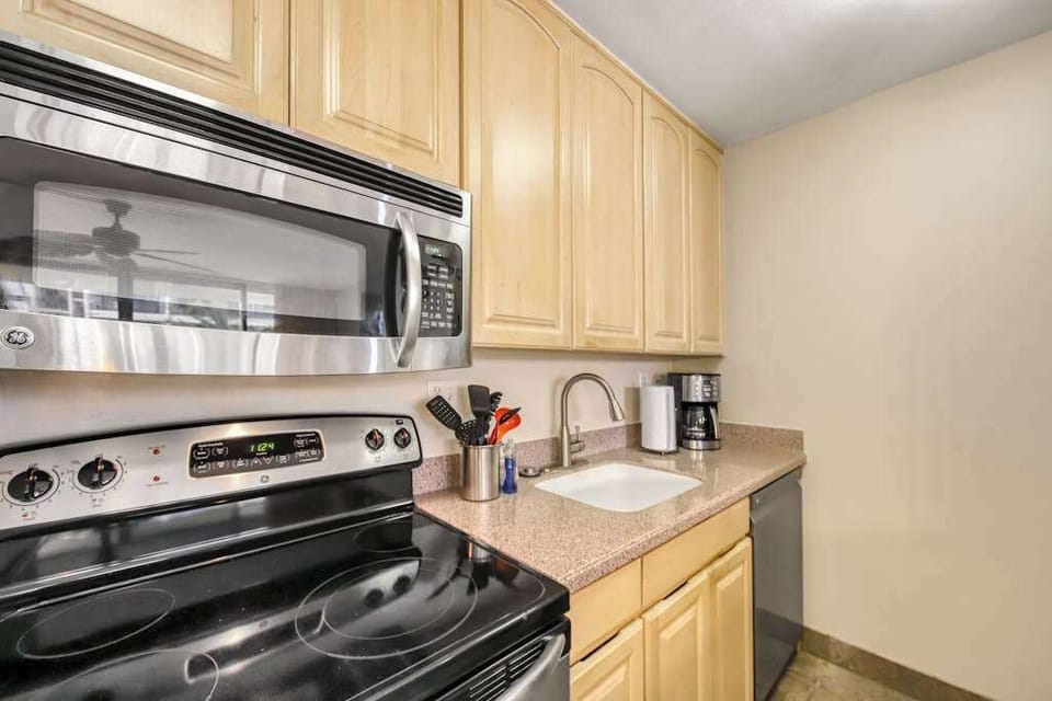 Cook With Ease In A Bright Kitchen