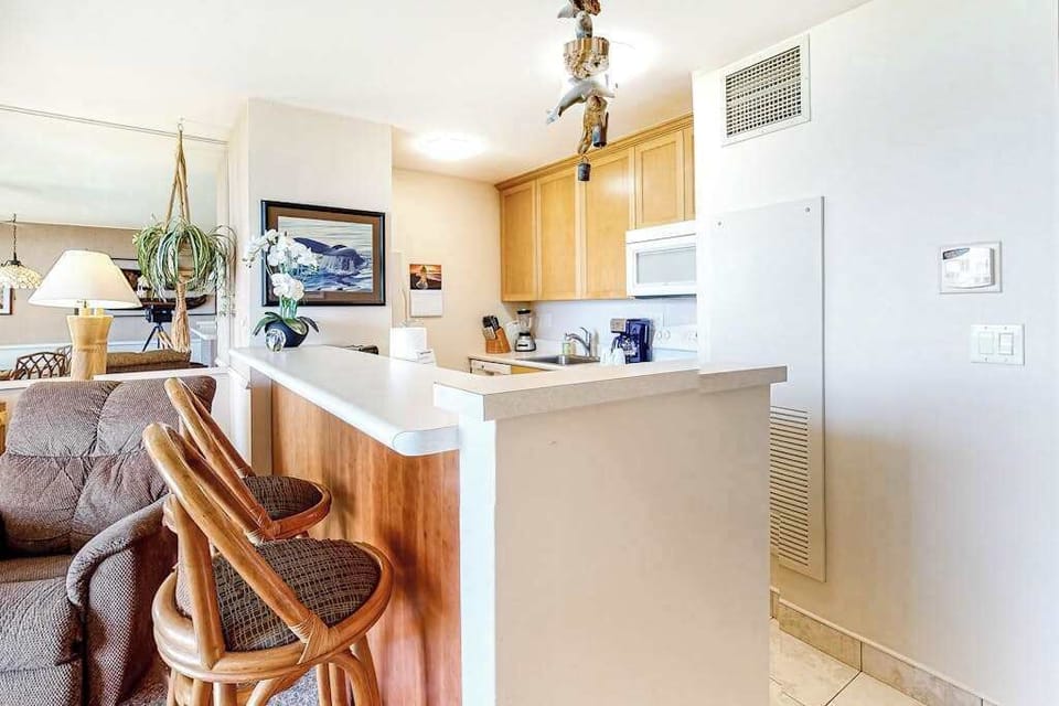 Open Kitchen Breakfast Bar For Casual Meals Together