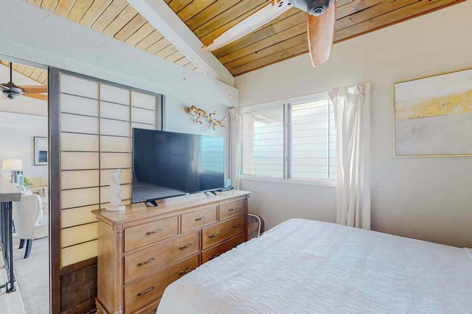 Bright Coastal Bedroom Escape 