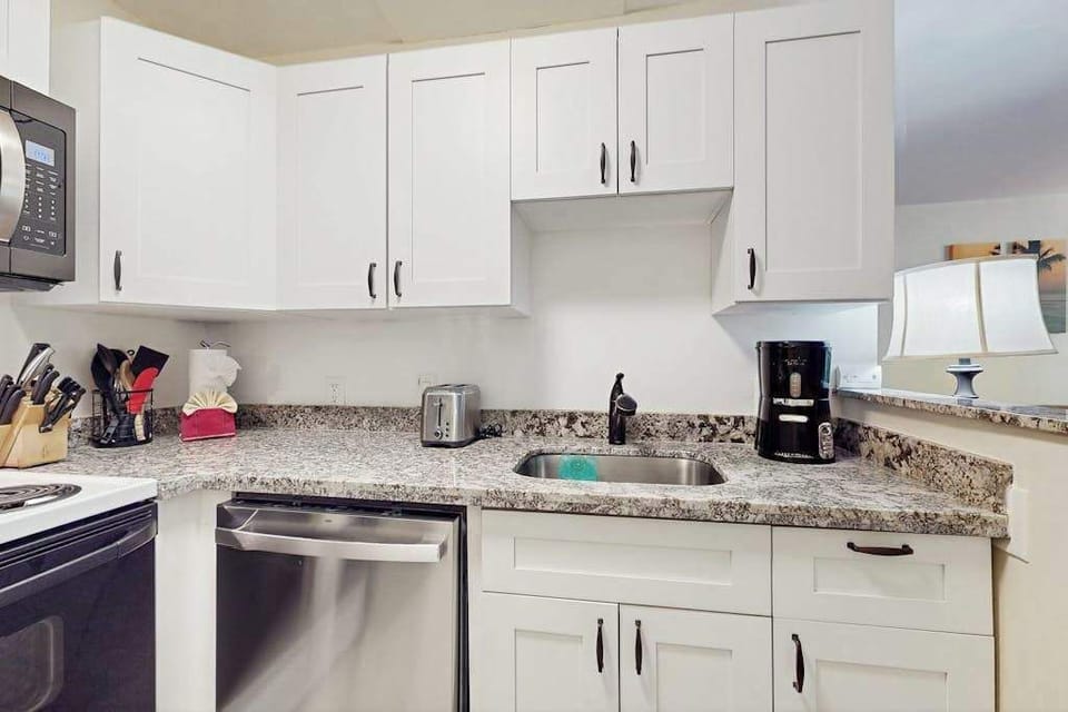 Modern Kitchen With Full Amenities
