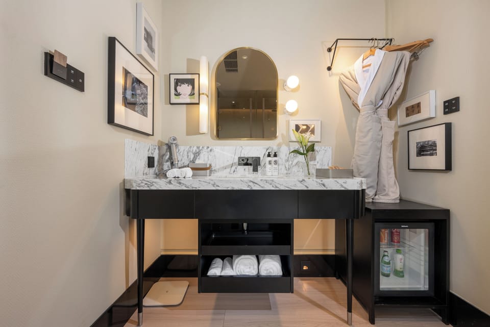 Classic Double Room, City View | Bathroom | Hair dryer, bathrobes, towels, shampoo