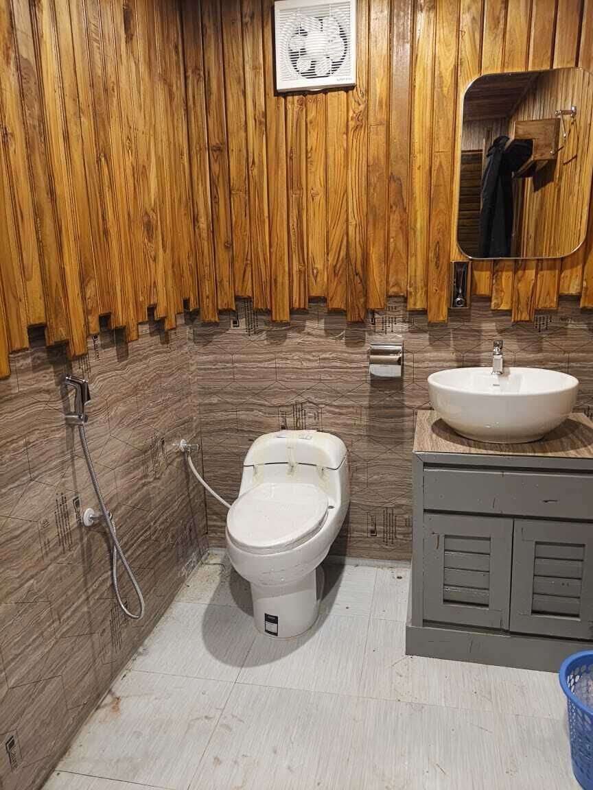 Shower, free toiletries, towels, soap