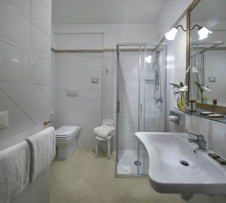 Superior Double Room | Bathroom | Free toiletries, hair dryer, bidet, towels