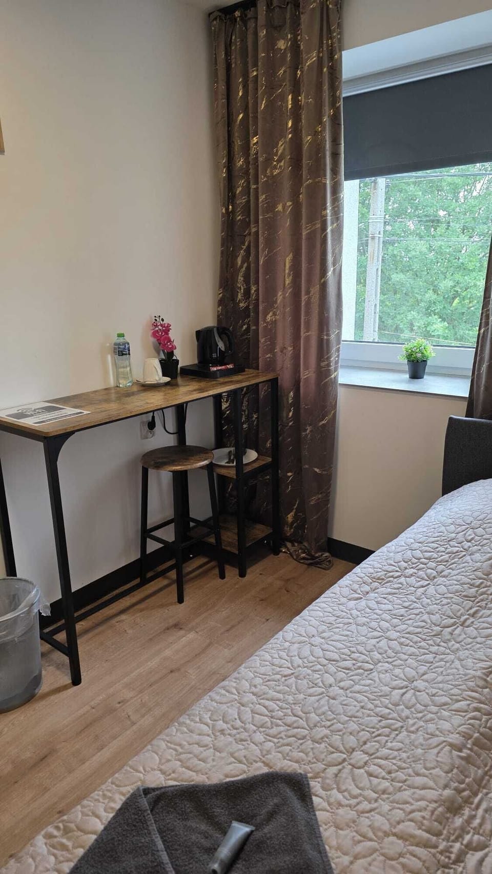 Laptop workspace, WiFi (free)
