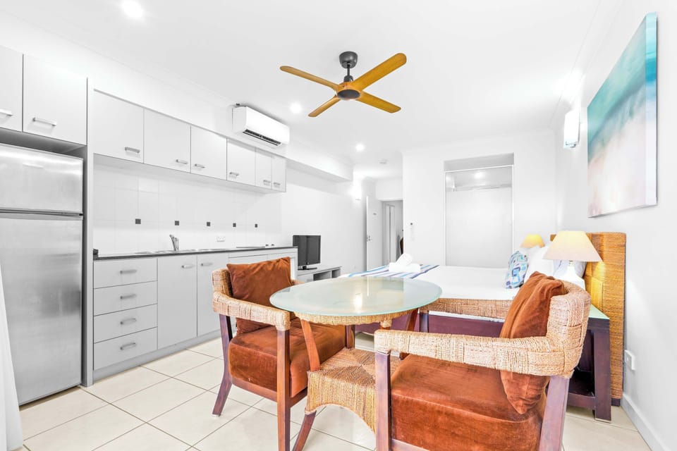 Prepare light meals and your morning Nespresso in the kitchenette, thoughtfully equipped with a stovetop, microwave, refrigerator and everything needed for an easy coastal stay.