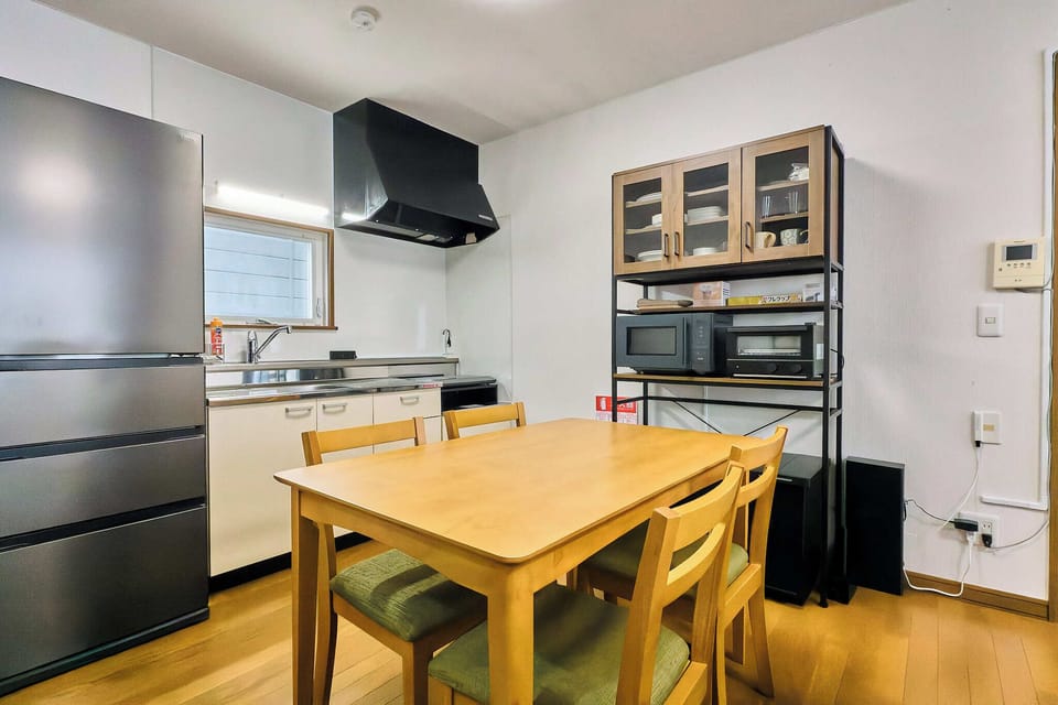 Basic House, City View | Dining