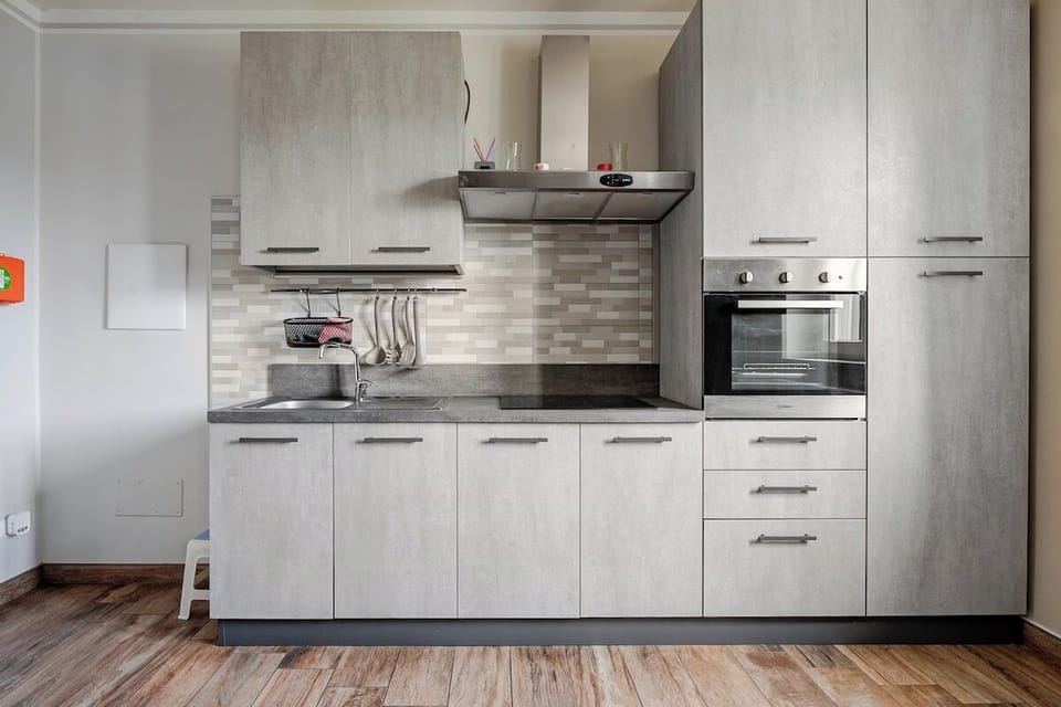 La cucina è dotata di tutti i servizi essenziali per soggiorni anche lunghi: frigorifero forno ventilato, piastre a induzione, sicure e facili da pulire, cappa aspirante lavandino e scolapiatti per garantire comfort e praticità quotidiana e relax!!!
