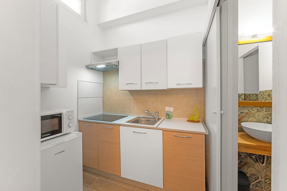 Family Apartment, 6 Bedrooms, Microwave (Casa Miggiano 6 BR Apartment in Town) | Private kitchen