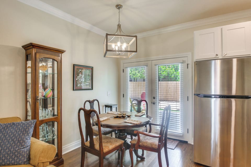 Studio | Dining Area & Kitchen