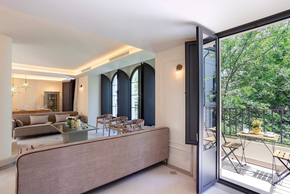House (6 Bedrooms) | Balcony