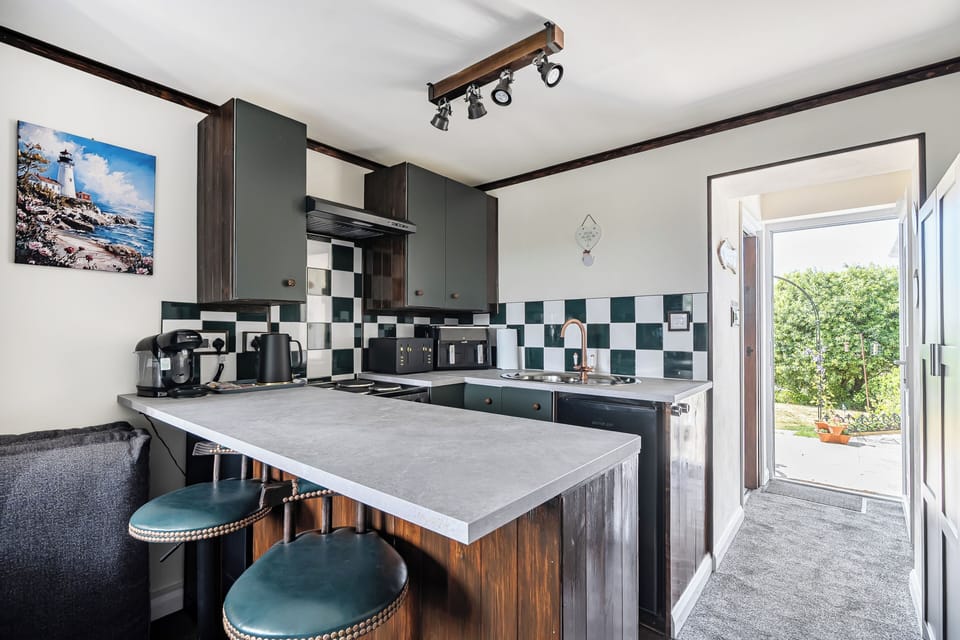 Fridge, oven, stovetop, electric kettle