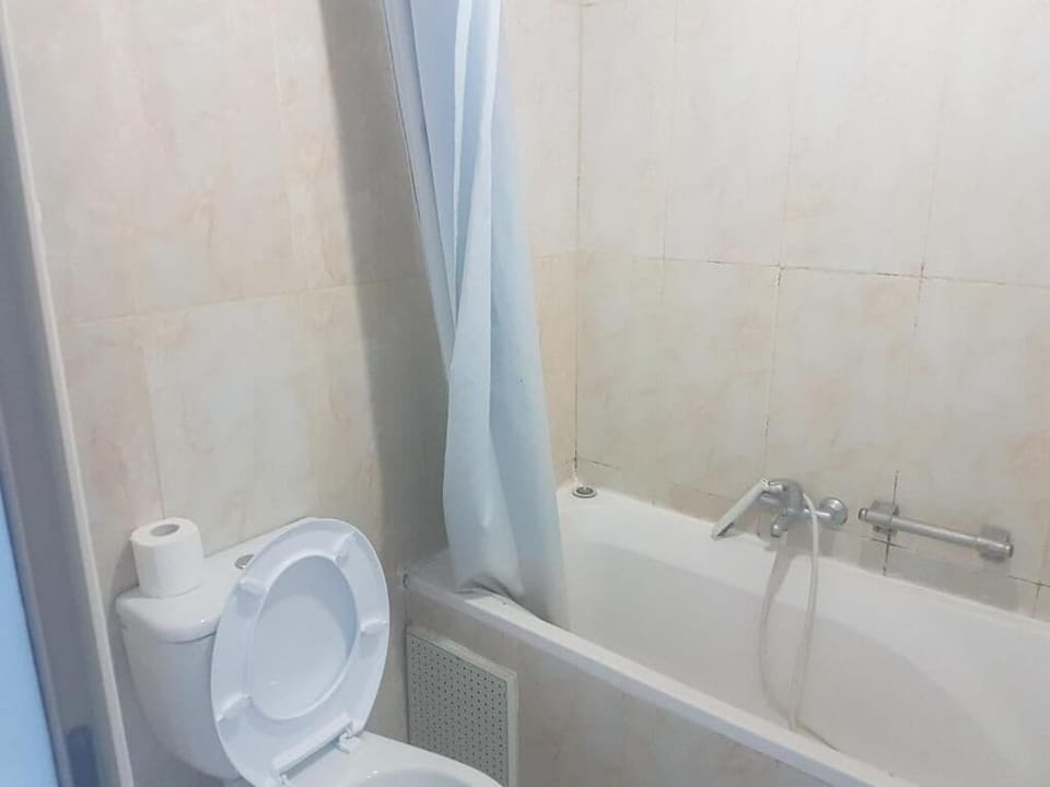 Double Room Single Use | Bathroom | Free toiletries, towels, soap, shampoo