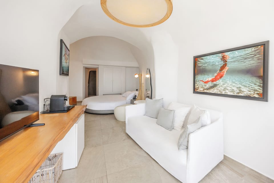 The Core Suite | In-room safe, soundproofing, iron/ironing board, WiFi (free)