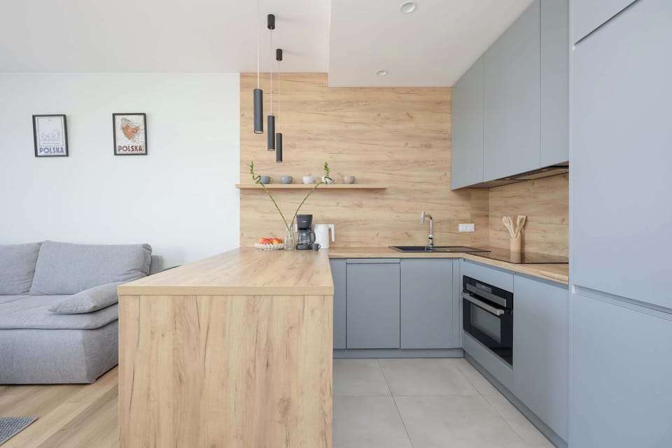 Open-plan kitchen with breakfast island, spacious worktop and contemporary design.