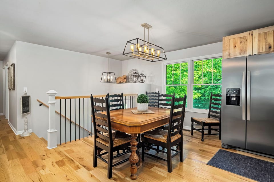 Dining table with 6 chairs 