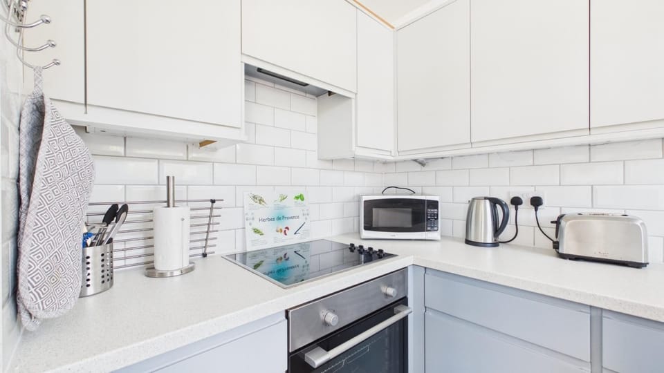 Microwave, oven, stovetop, cookware/dishes/utensils