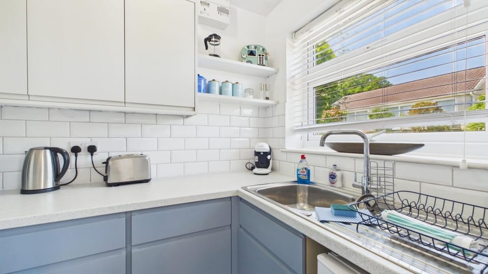 Microwave, oven, stovetop, cookware/dishes/utensils