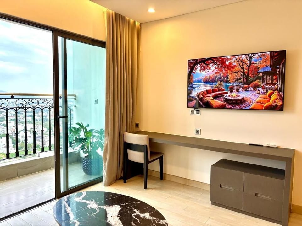 Deluxe Apartment, Balcony, City View | Interior
