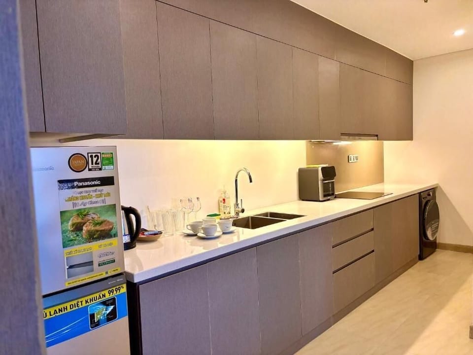 Deluxe Apartment, Balcony, City View | Private kitchen