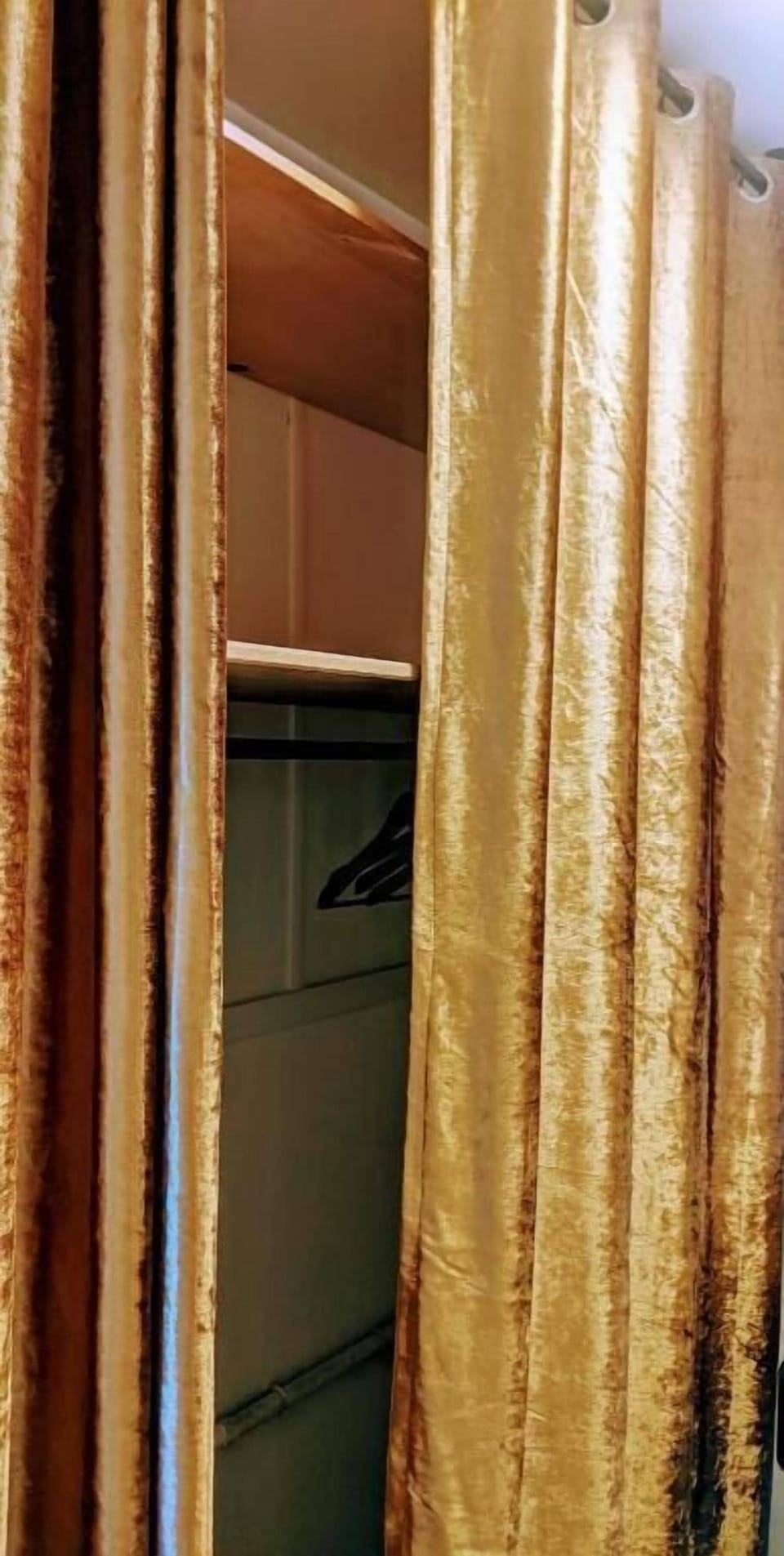 Chambre Voltaire, terrasse en bord de Sorgue | WiFi (free), bed sheets