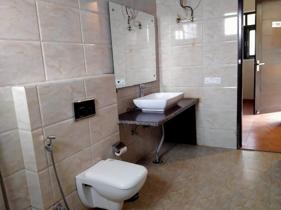 Deluxe Double Room | Bathroom | Towels, soap, shampoo