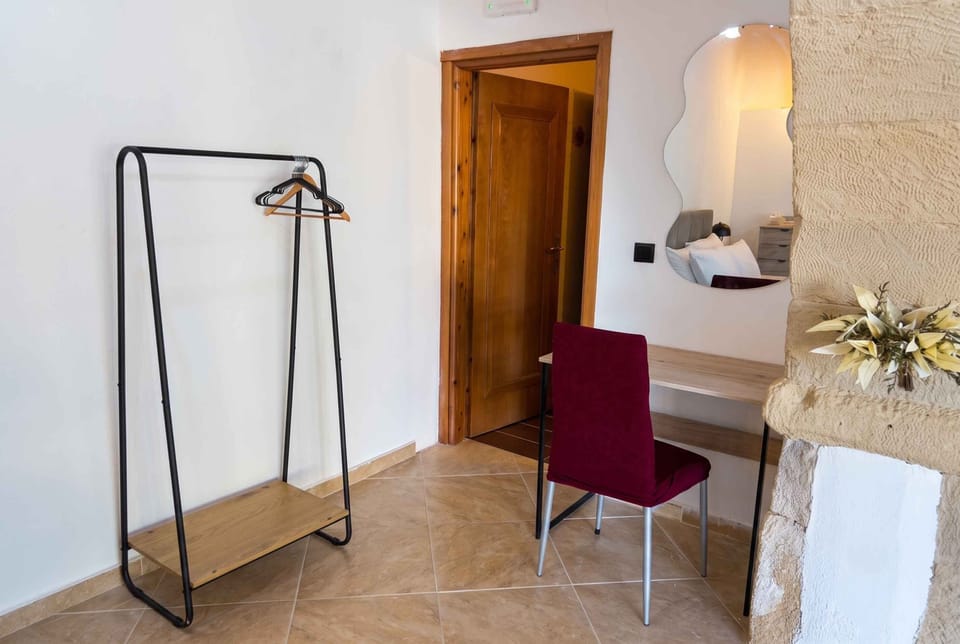 Standard Studio, 1 Queen Bed, Hot Tub, Mountain View | Iron/ironing board, cribs (free), WiFi (free), bed sheets
