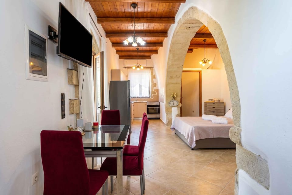 Standard Studio, 1 Queen Bed, Hot Tub, Mountain View | Iron/ironing board, cribs (free), WiFi (free), bed sheets